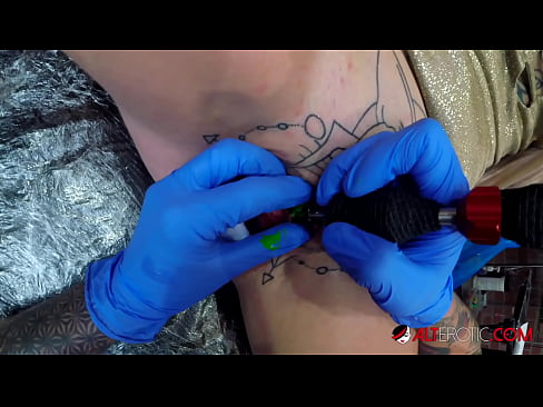 ❤️ Ekstreme tatuita varmulo Sully Savage ricevis tatuon sur sia klitoro ❌ Pornofilmo ĉe porno eo.chancel.top ❌️