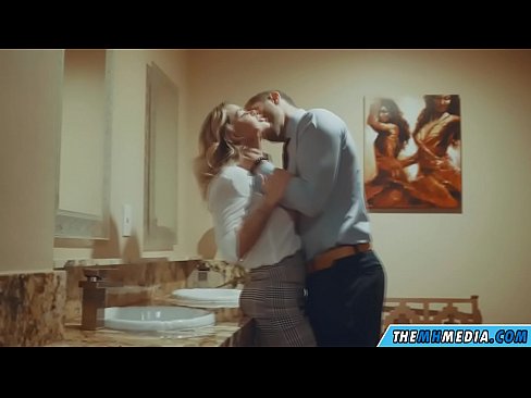❤️ Kiam belplena blondulo delogas vin en publika necesejo ❌ Pornofilmo ĉe porno eo.chancel.top ❌️